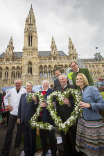 v.l.: Chocolatier Josef Zotter, BP Dr. Heinz Fischer, BGM Dr. Michael Häupl, Stmk. Tourismus GF Erich Neuhold, LH Hermann Schützenhöfer, LR Dr. Christian Buchmann und Staatssekretärin Mag. Sonja Steßl.